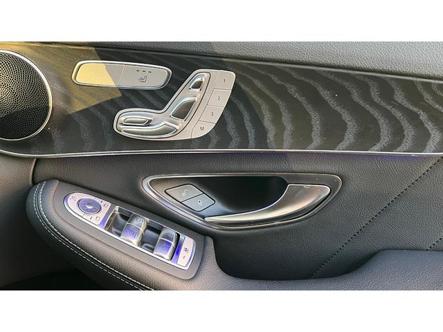 【メモリー付パワーシート】シートをかたどった調整スイッチはメルセデス・ベンツが特許を持っています。様々な体型の乗員に合わせた、きめ細かい調整が可能になっています。