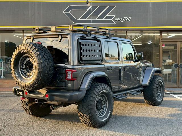 ジープ・ラングラーアンリミテッド サハラ レザーパッケージ ルビコンボンネット ルビコンバンパー JAOSマフラー FUEL17インチAW 2インチリフトアップ SMITTY BILTラック FOXショック RCウィンチ ドアステップ ヒッチ(5枚目)
