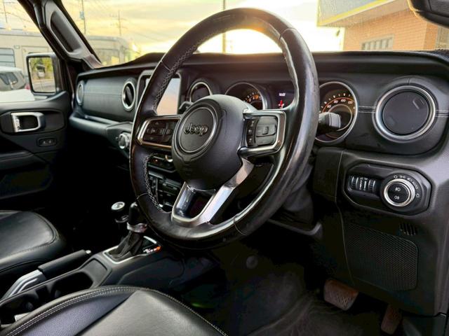 ジープ・ラングラーアンリミテッド サハラ レザーパッケージ ルビコンボンネット ルビコンバンパー JAOSマフラー FUEL17インチAW 2インチリフトアップ SMITTY BILTラック FOXショック RCウィンチ ドアステップ ヒッチ(8枚目)