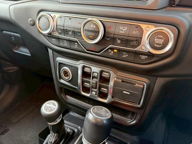 ジープ・ラングラーアンリミテッド サハラ レザーパッケージ ルビコンボンネット ルビコンバンパー JAOSマフラー FUEL17インチAW 2インチリフトアップ SMITTY BILTラック FOXショック RCウィンチ ドアステップ ヒッチ(12枚目)