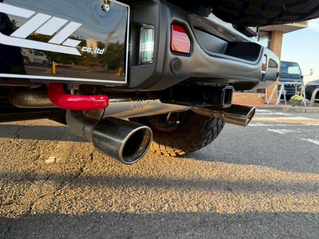 ジープ・ラングラーアンリミテッド サハラ レザーパッケージ ルビコンボンネット ルビコンバンパー JAOSマフラー FUEL17インチAW 2インチリフトアップ SMITTY BILTラック FOXショック RCウィンチ ドアステップ ヒッチ(26枚目)