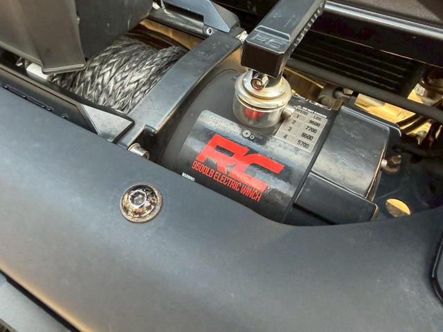 ジープ・ラングラーアンリミテッド サハラ レザーパッケージ ルビコンボンネット ルビコンバンパー JAOSマフラー FUEL17インチAW 2インチリフトアップ SMITTY BILTラック FOXショック RCウィンチ ドアステップ ヒッチ(30枚目)