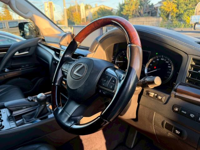 ＬＸ ＬＸ５７０　ＬＸ５７０　リアシートエンターテインメントシステム　マークレビンソンリファレンスサラウンドシステム　セーフティシステムプラス　ダークブラウン縞杢インパネ　１０本スポーク切削光輝２１インチ（8枚目）