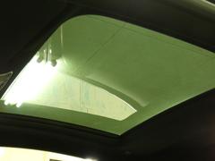 車内に光を取り入れ明るく開放的に演出するパノラミックガラスルーフを採用しています！是非試乗でその解放感を感じてみて下さい！ＴＥＬ：０４７−３０７−９９３３ 3