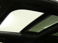車内に光を取り入れ明るく開放的に演出するパノラミックガラススライディングルーフを採用しています！状況に応じてチルトアップ＆スライドの２パターンでご使用頂けます！！ＴＥＬ：０４７−３０７−９９３３ 4