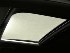 車内に光を取り入れ明るく開放的に演出するガラススライディングルーフを採用しています！状況に応じてチルトアップ＆スライドの２パターンでご使用頂けます！！ＴＥＬ：０４７−３０７−９９３３ 4