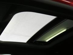車内に光を取り入れ明るく開放的に演出するパノラミックガラススライディングルーフを採用しています！状況に応じてチルトアップ＆スライドの２パターンでご使用頂けます！！ＴＥＬ：０４７−３０７−９９３３ 4