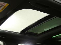 車内に光を取り入れ明るく開放的に演出するパノラミックガラススライディングルーフを採用！状況に応じてチルトアップ＆スライドの２パターンでご使用頂けます！！ＴＥＬ：０４７−３０７−９９３３ 3