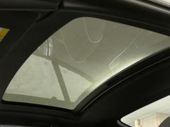 ガラスルーフを採用しておりルーフトップを閉じた状態でも車内に光を取り込み開放的な空間を演出します！シェードを閉じる事で光を遮る事も可能ですので、状況に応じてご使用ください！ 3