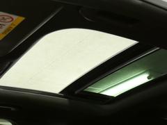 車内に光を取り入れ明るく開放的に演出するパノラミックガラススライディングルーフを採用しています！状況に応じてチルトアップ＆スライドの２パターンでご使用頂けます！！ＴＥＬ：０４７−３０７−９９３３ 3