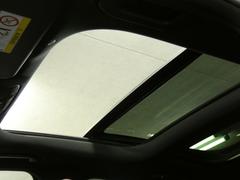 車内に光を取り入れ明るく開放的に演出するパノラミックガラススライディングルーフを採用しています！状況に応じてチルトアップ＆スライドの２パターンでご使用頂けます！！ＴＥＬ：０４７−３０７−９９３３ 3