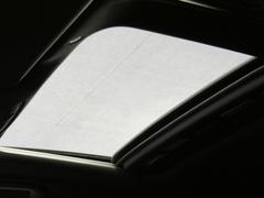 車内に光を取り入れ明るく開放的に演出するガラススライディングルーフを採用しています！状況に応じてチルトアップ＆スライドの２パターンでご使用頂けます！！ＴＥＬ：０４７−３０７−９９３３ 3