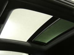 車内に光を取り入れ明るく開放的に演出するパノラミックガラススライディングルーフを採用！状況に応じてチルトアップ＆スライドの２パターンでご使用頂けます！！ＴＥＬ：０４７−３０７−９９３３ 4