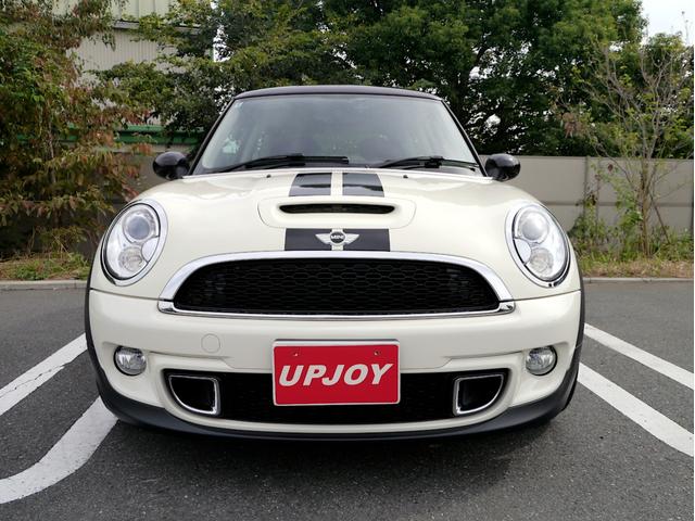 ＭＩＮＩ クーパーＳ　１６００ｃｃターボエンジン　６速オートマホワイトブラックツートンボディ　１７インチＡＷ　パドルシフト　ナビ　地デジＴＶ　記録簿　スペアキー（2枚目）