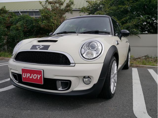 ＭＩＮＩ クーパーＳ　１６００ｃｃターボエンジン　６速オートマホワイトブラックツートンボディ　１７インチＡＷ　パドルシフト　ナビ　地デジＴＶ　記録簿　スペアキー（3枚目）