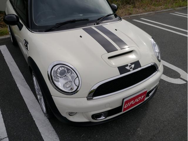 ＭＩＮＩ クーパーＳ　１６００ｃｃターボエンジン　６速オートマホワイトブラックツートンボディ　１７インチＡＷ　パドルシフト　ナビ　地デジＴＶ　記録簿　スペアキー（4枚目）