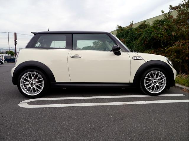 ＭＩＮＩ クーパーＳ　１６００ｃｃターボエンジン　６速オートマホワイトブラックツートンボディ　１７インチＡＷ　パドルシフト　ナビ　地デジＴＶ　記録簿　スペアキー（5枚目）