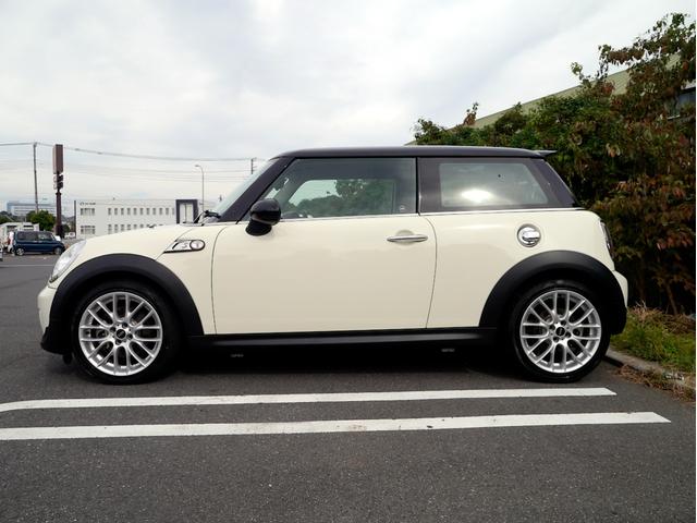 ＭＩＮＩ クーパーＳ　１６００ｃｃターボエンジン　６速オートマホワイトブラックツートンボディ　１７インチＡＷ　パドルシフト　ナビ　地デジＴＶ　記録簿　スペアキー（6枚目）