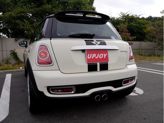 ＭＩＮＩ クーパーＳ　１６００ｃｃターボエンジン　６速オートマホワイトブラックツートンボディ　１７インチＡＷ　パドルシフト　ナビ　地デジＴＶ　記録簿　スペアキー（7枚目）