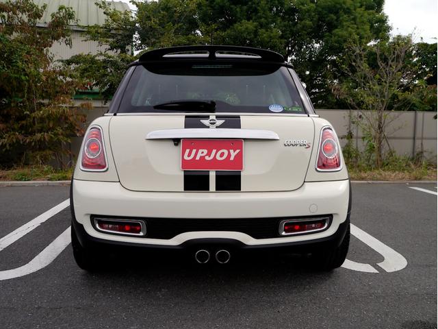 ＭＩＮＩ クーパーＳ　１６００ｃｃターボエンジン　６速オートマホワイトブラックツートンボディ　１７インチＡＷ　パドルシフト　ナビ　地デジＴＶ　記録簿　スペアキー（8枚目）