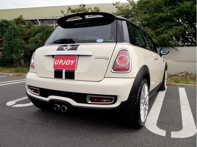 ＭＩＮＩ クーパーＳ　１６００ｃｃターボエンジン　６速オートマホワイトブラックツートンボディ　１７インチＡＷ　パドルシフト　ナビ　地デジＴＶ　記録簿　スペアキー（9枚目）