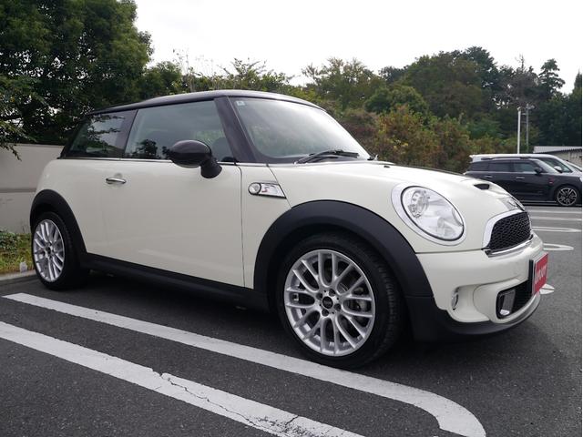 ＭＩＮＩ クーパーＳ　１６００ｃｃターボエンジン　６速オートマホワイトブラックツートンボディ　１７インチＡＷ　パドルシフト　ナビ　地デジＴＶ　記録簿　スペアキー（10枚目）