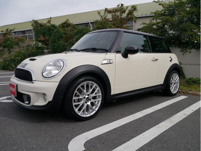 ＭＩＮＩ クーパーＳ　１６００ｃｃターボエンジン　６速オートマホワイトブラックツートンボディ　１７インチＡＷ　パドルシフト　ナビ　地デジＴＶ　記録簿　スペアキー（14枚目）