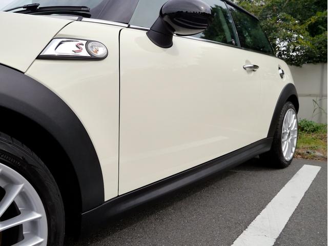 ＭＩＮＩ クーパーＳ　１６００ｃｃターボエンジン　６速オートマホワイトブラックツートンボディ　１７インチＡＷ　パドルシフト　ナビ　地デジＴＶ　記録簿　スペアキー（23枚目）