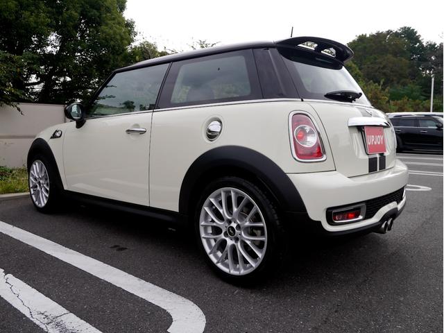 ＭＩＮＩ クーパーＳ　１６００ｃｃターボエンジン　６速オートマホワイトブラックツートンボディ　１７インチＡＷ　パドルシフト　ナビ　地デジＴＶ　記録簿　スペアキー（24枚目）