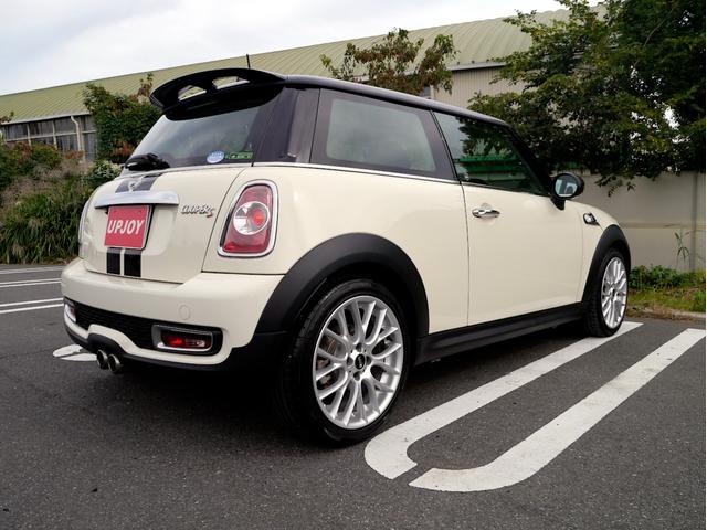 ＭＩＮＩ クーパーＳ　１６００ｃｃターボエンジン　６速オートマホワイトブラックツートンボディ　１７インチＡＷ　パドルシフト　ナビ　地デジＴＶ　記録簿　スペアキー（27枚目）