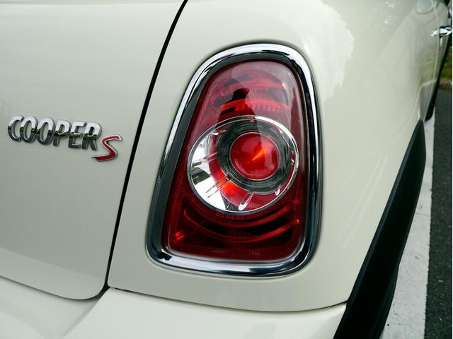 ＭＩＮＩ クーパーＳ　１６００ｃｃターボエンジン　６速オートマホワイトブラックツートンボディ　１７インチＡＷ　パドルシフト　ナビ　地デジＴＶ　記録簿　スペアキー（31枚目）