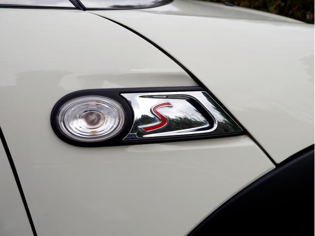 ＭＩＮＩ クーパーＳ　１６００ｃｃターボエンジン　６速オートマホワイトブラックツートンボディ　１７インチＡＷ　パドルシフト　ナビ　地デジＴＶ　記録簿　スペアキー（35枚目）