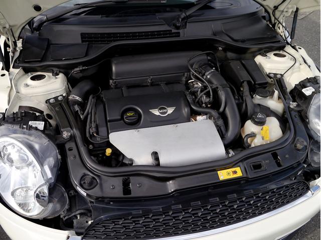 ＭＩＮＩ クーパーＳ　１６００ｃｃターボエンジン　６速オートマホワイトブラックツートンボディ　１７インチＡＷ　パドルシフト　ナビ　地デジＴＶ　記録簿　スペアキー（38枚目）