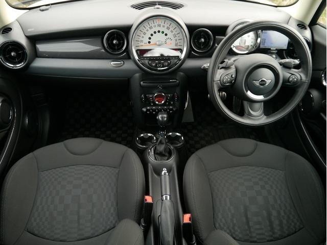 ＭＩＮＩ クーパーＳ　１６００ｃｃターボエンジン　６速オートマホワイトブラックツートンボディ　１７インチＡＷ　パドルシフト　ナビ　地デジＴＶ　記録簿　スペアキー（39枚目）