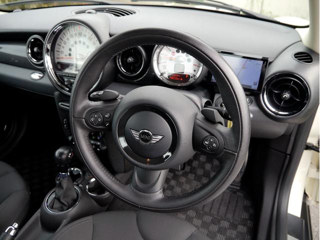 ＭＩＮＩ クーパーＳ　１６００ｃｃターボエンジン　６速オートマホワイトブラックツートンボディ　１７インチＡＷ　パドルシフト　ナビ　地デジＴＶ　記録簿　スペアキー（40枚目）