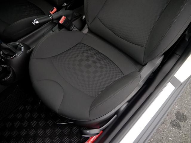 ＭＩＮＩ クーパーＳ　１６００ｃｃターボエンジン　６速オートマホワイトブラックツートンボディ　１７インチＡＷ　パドルシフト　ナビ　地デジＴＶ　記録簿　スペアキー（48枚目）