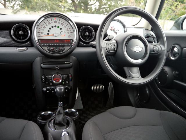 ＭＩＮＩ クーパーＳ　１６００ｃｃターボエンジン　６速オートマホワイトブラックツートンボディ　１７インチＡＷ　パドルシフト　ナビ　地デジＴＶ　記録簿　スペアキー（50枚目）