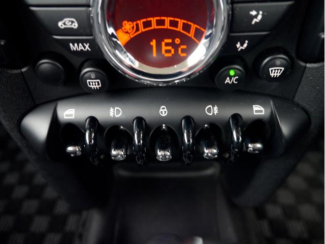 ＭＩＮＩ クーパーＳ　１６００ｃｃターボエンジン　６速オートマホワイトブラックツートンボディ　１７インチＡＷ　パドルシフト　ナビ　地デジＴＶ　記録簿　スペアキー（55枚目）