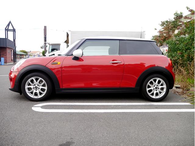 MINI ワン ワン 6速マニュアル車 ブレイジングレッドメタリック アイドリングストップ 記録簿 スペアキー(7枚目)