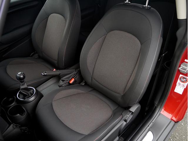 MINI ワン ワン 6速マニュアル車 ブレイジングレッドメタリック アイドリングストップ 記録簿 スペアキー(49枚目)
