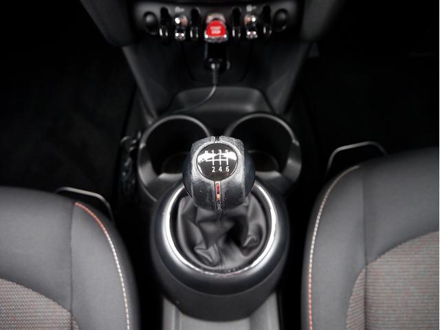 MINI ワン ワン 6速マニュアル車 ブレイジングレッドメタリック アイドリングストップ 記録簿 スペアキー(58枚目)
