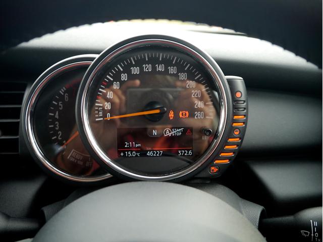 MINI ワン ワン 6速マニュアル車 ブレイジングレッドメタリック アイドリングストップ 記録簿 スペアキー(63枚目)