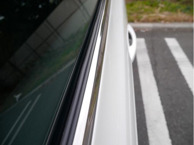 サイドの窓枠メッキモールやメッキルーフレールの輝きも満足していただけるハズです。是非、現車にてご確認ください。