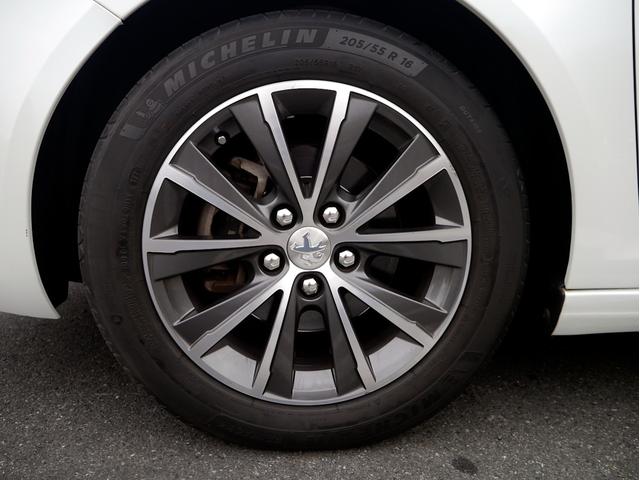 シルバーとグレーのツートンホイールでサイズは１６インチサイズとなります。パールホワイトのボディに似合っております。