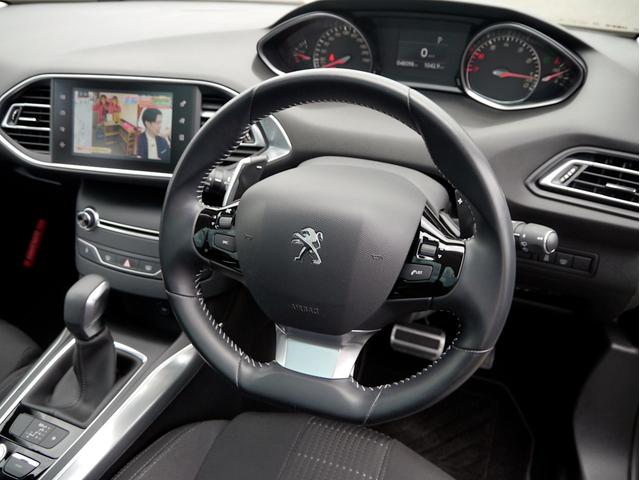 パドルシフト付きのスポーツレザーステアリングです。最初はこの小径のサイズに驚くかもしれませんがすぐに慣れてしまいます。