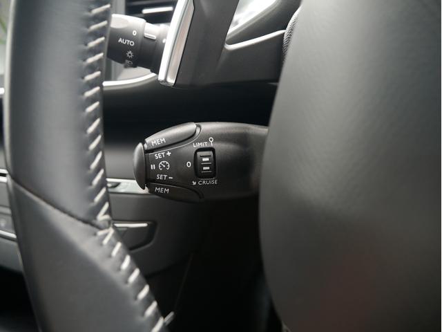 クルーズコントロールを装備。インタービークルタイム＆ディスタンスアラート、エマージェンシーブレーキサポートを装備。（エマージェンシーブレーキサポートは衝突時の衝撃を低減させる機能で停止まではしません）