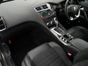 このなだらかに傾斜したコックピットの造形とデザインされたスイッチ類はこのDS5の魅力です。