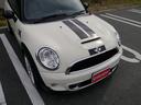 ＭＩＮＩ クーパーＳ　１６００ｃｃターボエンジン　６速オートマホワイトブラックツートンボディ　１７インチＡＷ　パドルシフト　ナビ　地デジＴＶ　記録簿　スペアキー（4枚目）