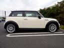 ＭＩＮＩ クーパーＳ　１６００ｃｃターボエンジン　６速オートマホワイトブラックツートンボディ　１７インチＡＷ　パドルシフト　ナビ　地デジＴＶ　記録簿　スペアキー（5枚目）