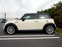 ＭＩＮＩ クーパーＳ　１６００ｃｃターボエンジン　６速オートマホワイトブラックツートンボディ　１７インチＡＷ　パドルシフト　ナビ　地デジＴＶ　記録簿　スペアキー（6枚目）